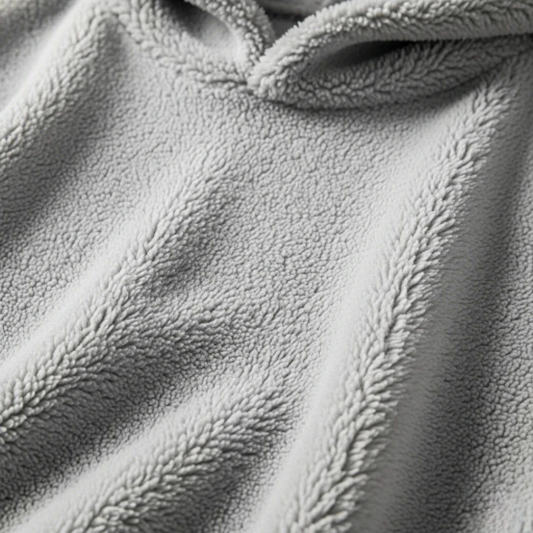 Unsere Liora Hoodies werden aus feinster und nachhaltigem Lamm Samt hergestellt