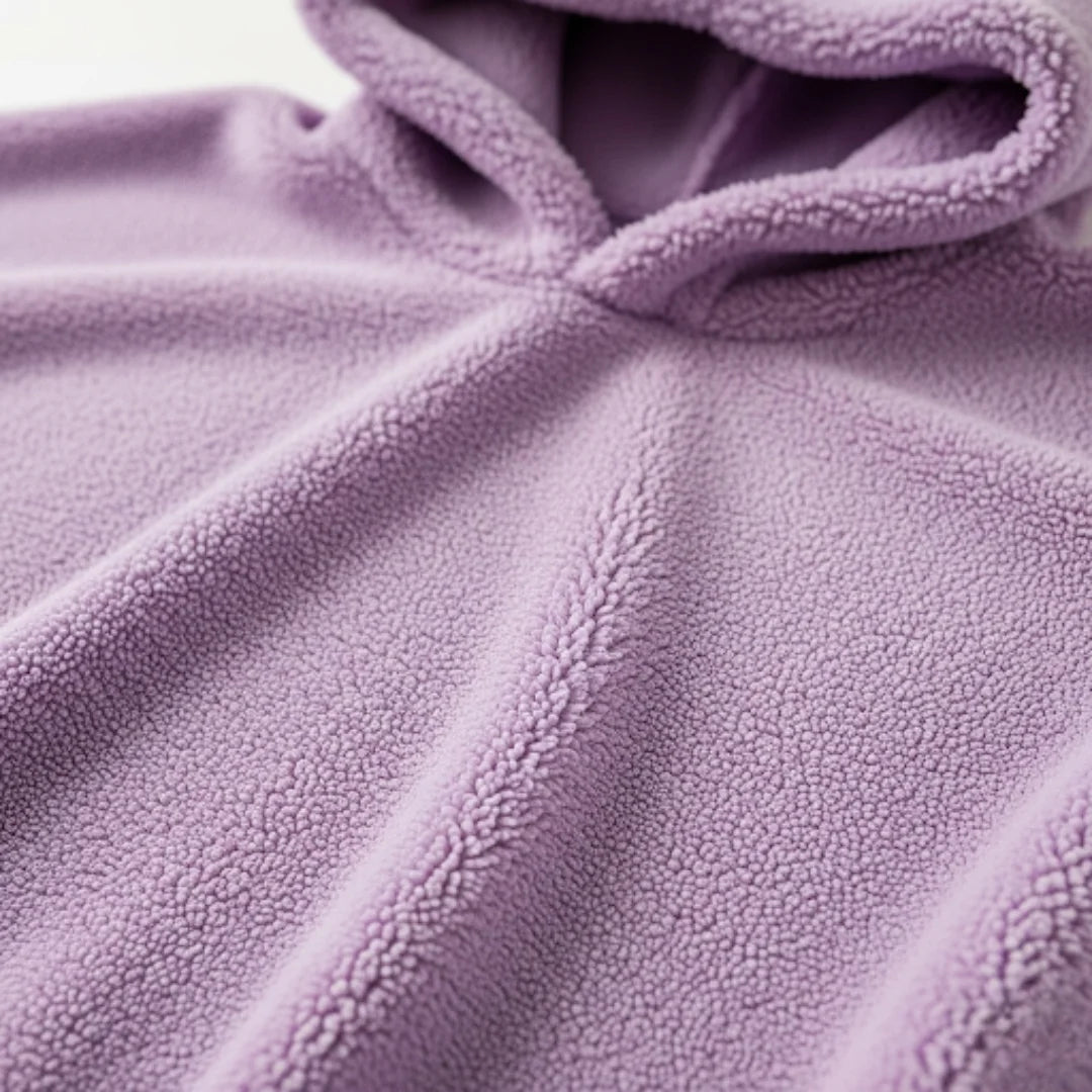 Unsere Liora Hoodie hergestellt aus feinstem und natürlichem Lamm Samt
