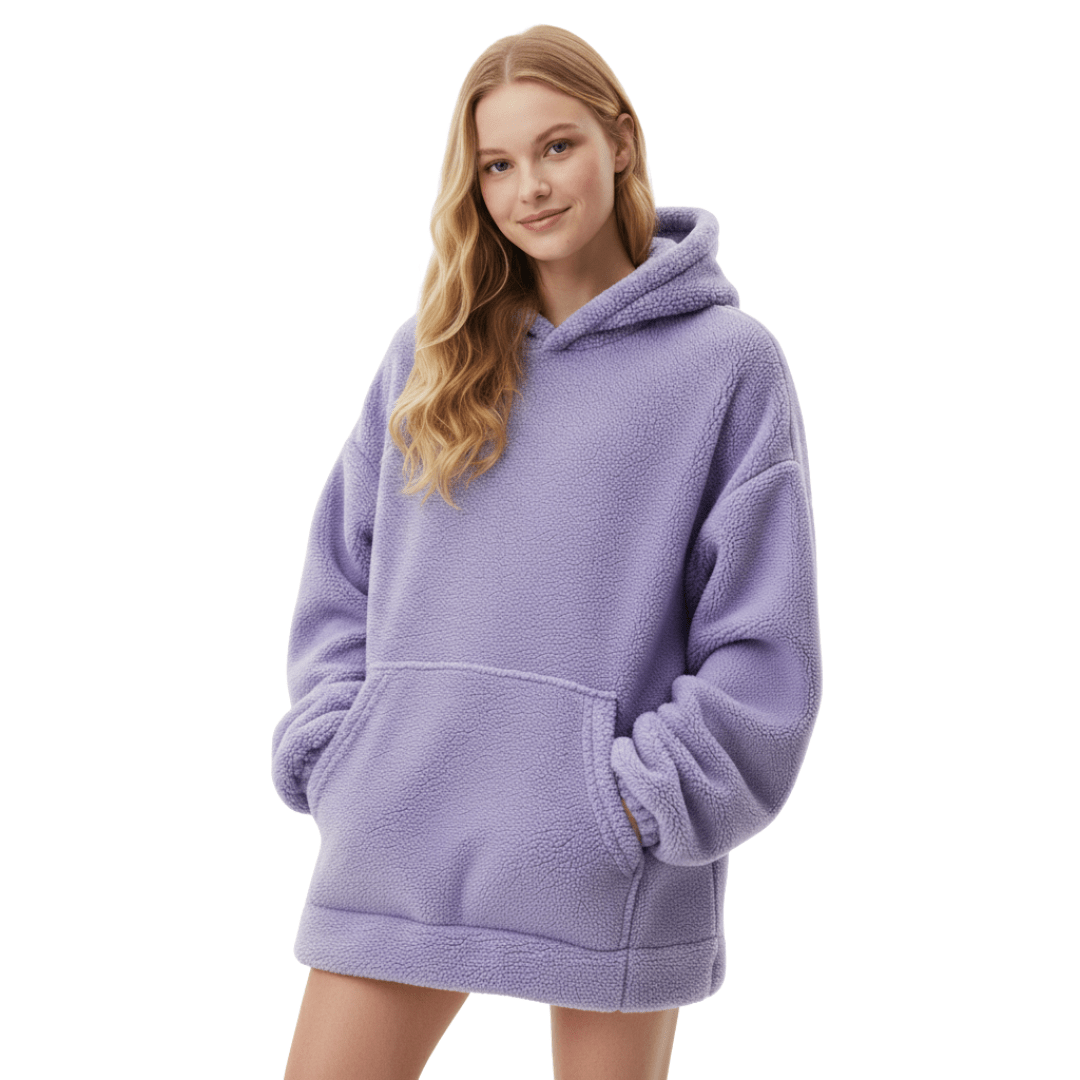Frau im lila Kuschelhoodie